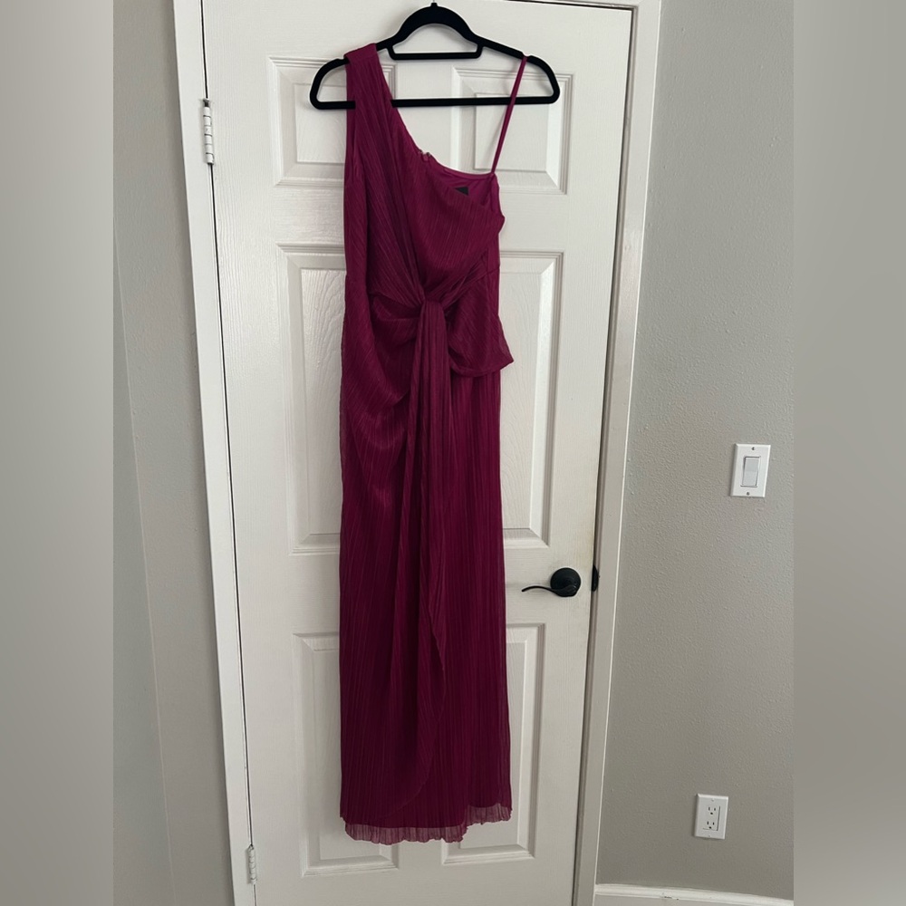 ADRIANNA PAPELL
Stardust One-Shoulder Gown | Size: 10